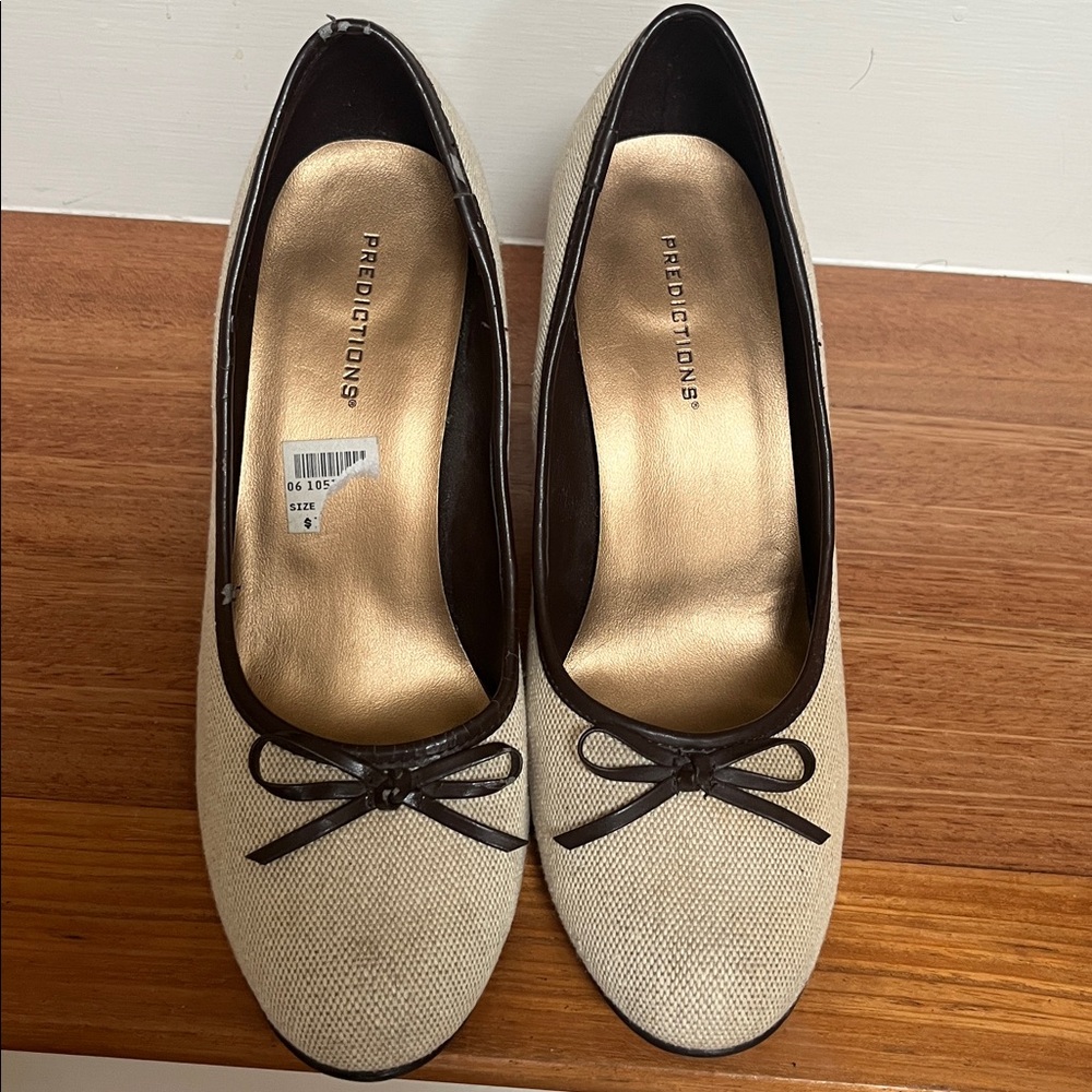 Predictions Cream heels with brown Bows & trim 7.5W NWOT
